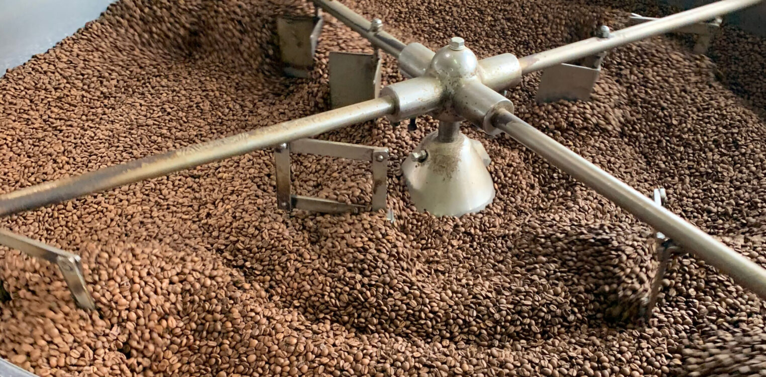 コーヒー豆を焙煎しています